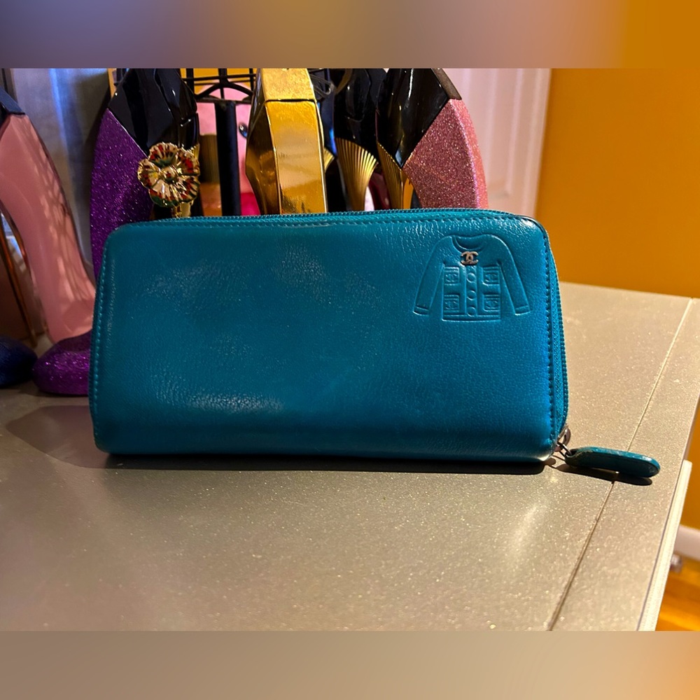 RARE Chanel "CC" Turquoise Blue Continental Zip Wallet w/Coco Chanel Jacket 💐